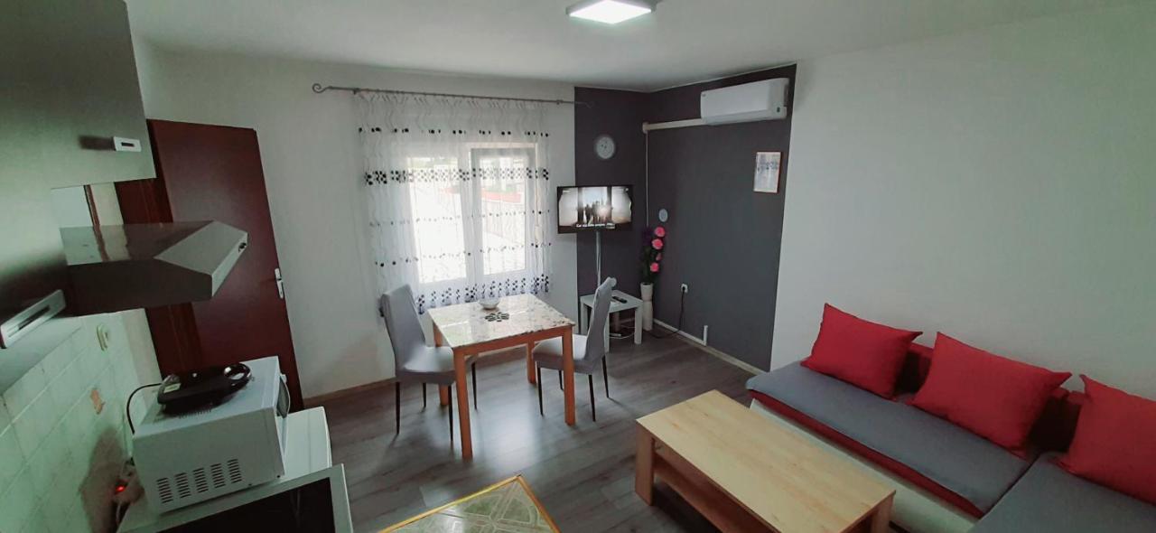 Ema & Sea Apartment'S With Free Private Parking Pula Exterior photo